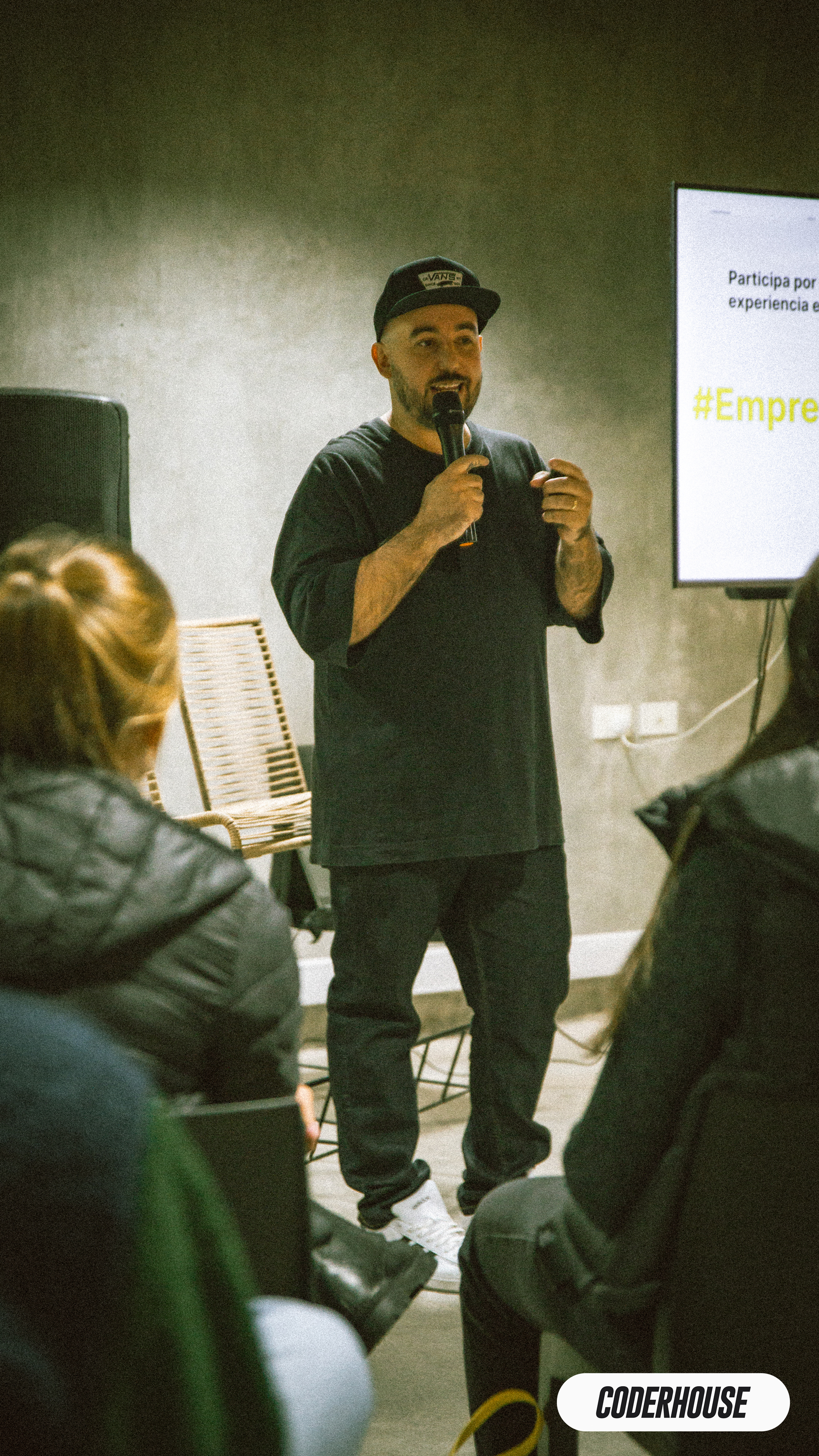 Niko dando una charla